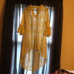 Woman’s high low lace tunic